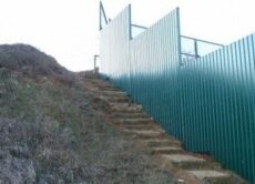 Как правильно установить забор на участке с уклоном