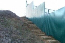 Как правильно установить забор на участке с уклоном