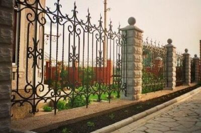 Ограждение придомовой территории различными способами