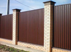 Монтируем забор из профнастила и кирпича