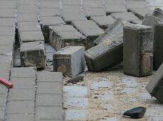 Как происходит демонтаж старой тротуарной плитки